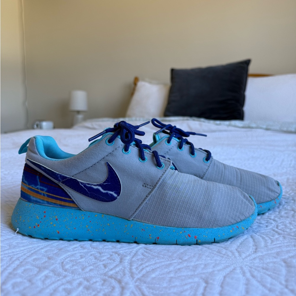 Nike Roshe One Sneakers Lightning Print Youth Size 6.5Y | Or Women’s Size 8